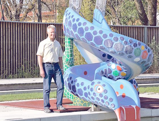 Betriebsleiter des Naturbad Furth, Heinz Effenberger, freut sich über die neuen Fallschutzmatten rund um die beliebte Kinderrutsche. Foto: hol