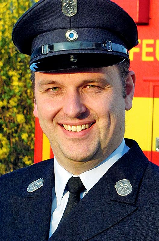 Alfred Haberl bekam für seine Verdienste das Feuerwehrabzeichen am Bande. Foto: FFW Hohenbrunn