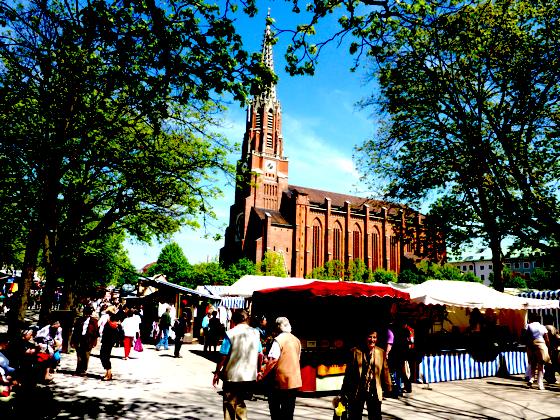 Die Mariahilfkirche thront über dem Markttreiben der Auer Maidult.	Foto: pb