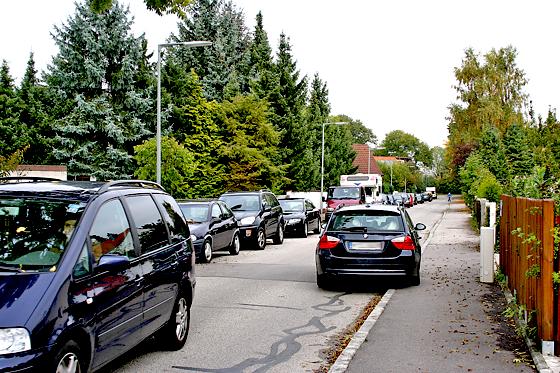 Der Gegenverkehr zwingt die Autofahrer häufig zum Ausweichen in Parklücken oder auf den Gehweg. 	ws