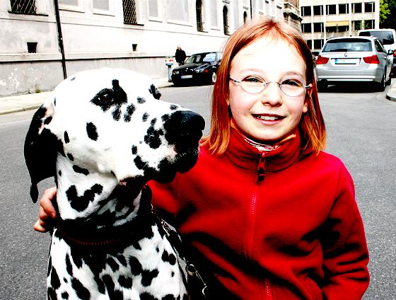 Kleines Mädchen geht mit großem Hund spazieren, am Ende wird sie als  Lebensretterin von der Polizei beschenkt.	Foto: Gabriele Heigl