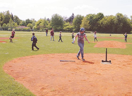 Am Freitag übten sich Kinder der Kita Poing bei den Baldham Boars im Baseball. Foto: VA