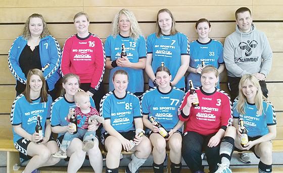 Die Handball-Damen freuen sich gemeinsam über ihren Aufstieg in die Bezirksklasse Gruppe zwei. Foto: Privat