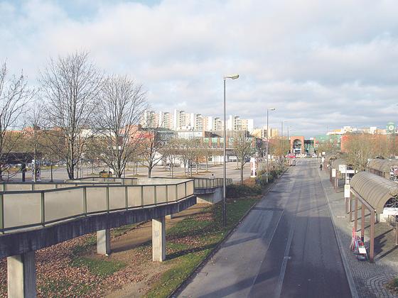 Links der Busspur wird sich die neue Anlage auf dem Hanns-Seidel-Platz erstrecken. Foto: aha