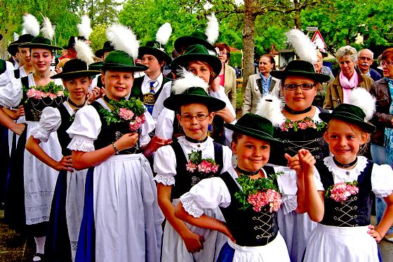 Die Jugendgruppe der »Würmbachtaler« Lohhof kurz vor ihrem großen Auftritt am 1. Mai.	Foto: VA