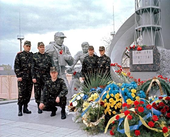 Feuerwehrmänner vor dem Denkmal der Liquidatoren in Tschernobyl. Das Denkmal ist den Helfern gewidmet, die die akuten Lösch- und Aufräumarbeiten nach dem Super-GAU durchführten. Foto: Rüdiger Lubricht