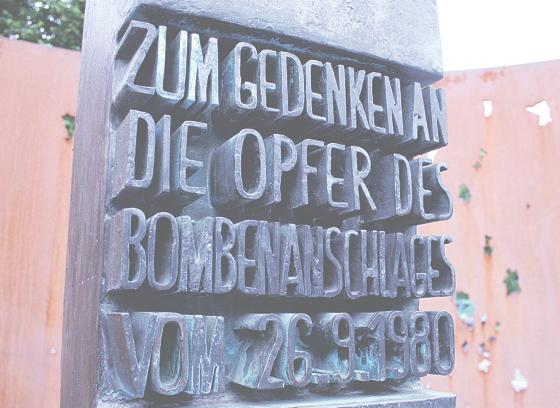Ein Denkmal erinnert auf der Theresienwiese an das schreckliche Attentat während des Oktoberfestes im Jahr 1980.	Foto: cr