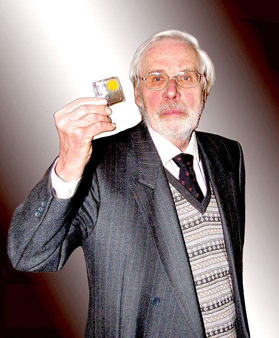 Dr. Herbert Speckner präsentiert stolz die Goldmünze, die er in seinem Neujahrskuchen gefunden hat. 	Foto: Günter Kießling