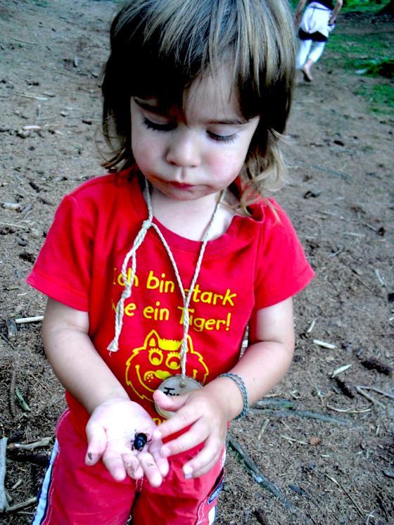 Natur erfahren mit Spaß, Spiel, Musik und Tanz – da ist jedes Kleinkind mit Feuereifer dabei.	Foto: Privat