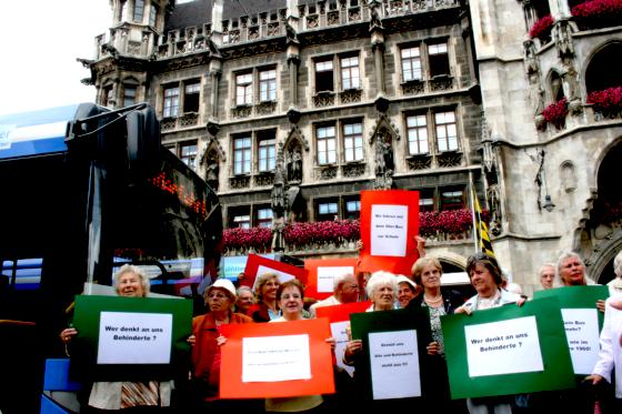 Gegen die Verkürzung der Buslinie 50 haben Bürger im vergangenen Jahr auch vor dem Münchner Rathaus demonstriert.	Foto: ws