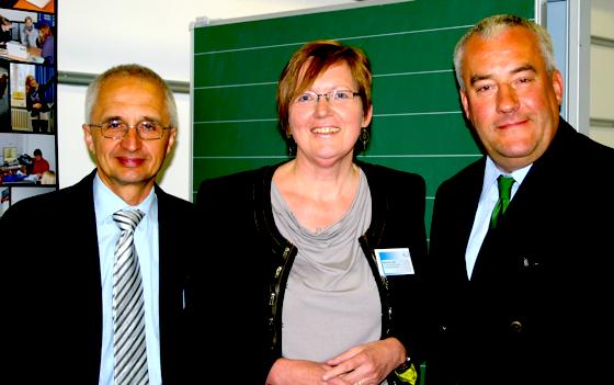 Joachim Kahlert, Waltraud Lucic und Ludwig Spaenle (v.l.) stellten vergangene Woche das Projekt UNI-Klassen in Schwabing vor.	Foto: scy