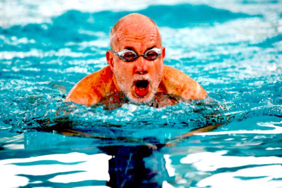 Im Wasser ist Hans Reichelt ganz in seinem Element: Er knackt regelmäßig Rekorde, auch wenn ihm das Training »erstmal keinen Spaß« macht.	Foto: Privat