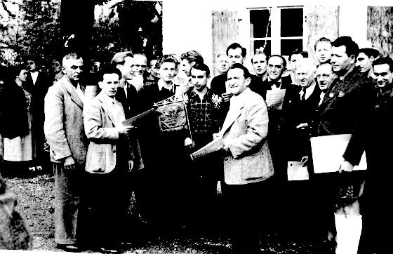 Der Männerchor München-Ramersdorf e. V. im Jahr 1949, mit Standarte vor dem Alten Wirt Ramersdorf. 	Foto: Privat
