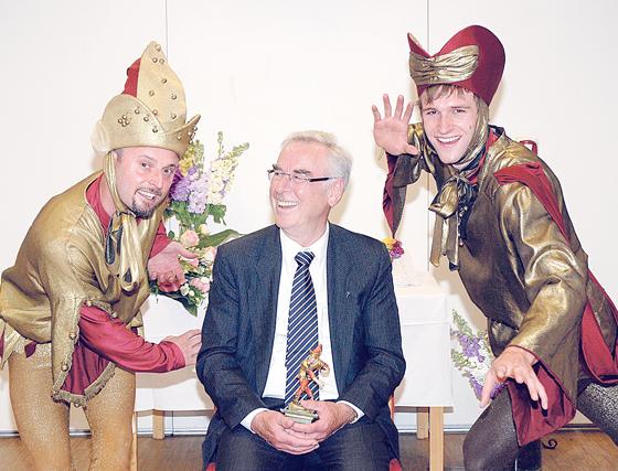 Pfarrer Siegfried Bleichner wurde zu seinem 70. Geburtstag mit Moriskentänzern überrascht. Foto: VA