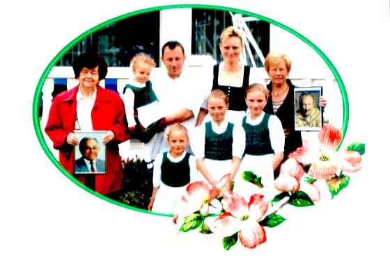 Alle unter einem Dach  Unsere Gewinner-Familie (v. l.) Ur-Oma Friedl (mit Foto von Ehemann Fritz), Christian und Susi Furtmayr mit den Töchtern Hanni, Leni, Lisi und Kathi (v. l.) und Oma Christl Furtmayr (mit Foto von Ehemann Dieter). 	Foto: Privat