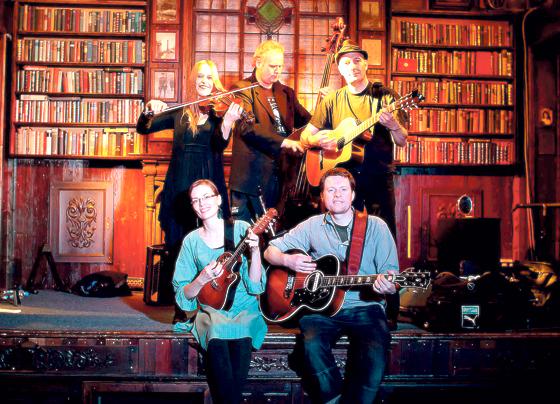 Jimmy Kelly (vorne rechts) und seine Band »My Hometown« präsentieren in der Drehleier eine bunte Mischung aus verschiedenen Musikstilen. 	Foto: VA