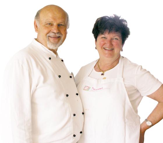 Einmal im Monat kochen der ehemalige Küchenchef und jetzige Pensionär Theo Klitzpera und Johanna Klitzpera ehrenamtlich beim MGH-Projekt Günstiger Mittagstisch. 	Foto: lia