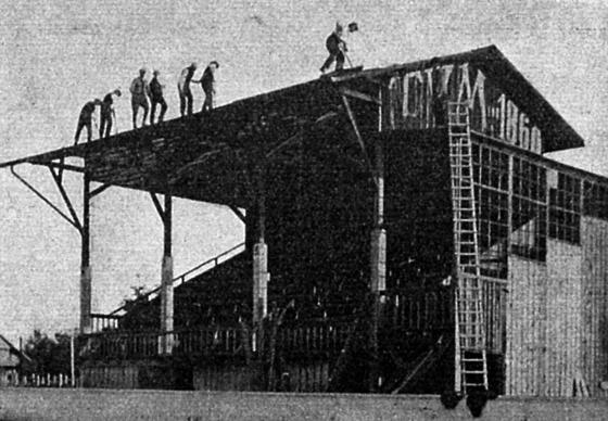 Die erste Sitztribüne von 1911.