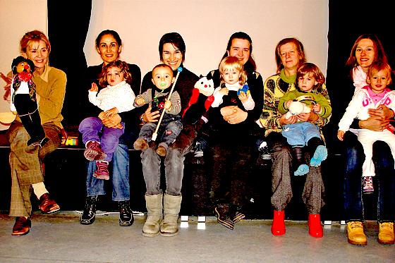 Die Leiterin der Krabbelgruppe, Serena Petrykiewicz  (li.), mit einigen Müttern und Kindern.	Foto: VA