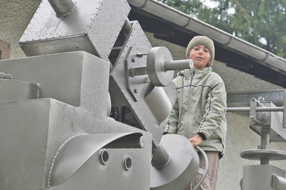 Dem neunjährigen Emil gefiel besonders die »Knödelmaschine« beim Festival. Foto: mst