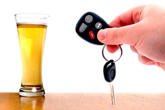 Wer Auto fahren will, sollte auf Alkohol am besten ganz verzichten. Die Einführung der 0,0 Promille-Grenze lehnt der ADAC aber entschieden ab, da ein gesetzliches Alkoholverbot am Steuer nicht automatisch zu weniger Alkoholfahrten führt.  	Foto: fotolia/T