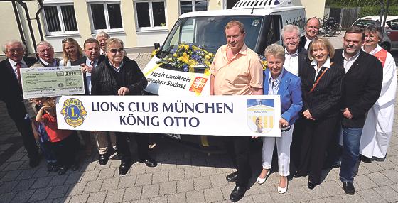 Die Mitglieder des Lions Club München-König Otto spendierten der Caritas einen neuen Transporter für den Ottobrunner Tisch. 	Foto: Schunk