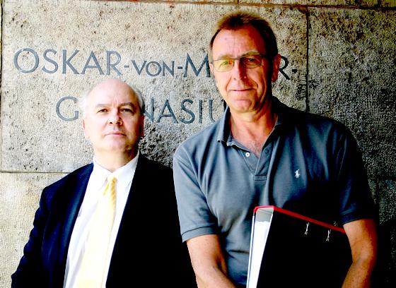 Peter Schwartze (l.) und Bernd Grüter hoffen, dass sich die Raum-Situation am Oskar-von-Miller-Gymnasium mit einem Dachausbau entspannt.   	Foto: scy
