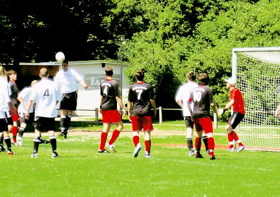Der FC Ludwigsvorstadt (in Weiß) kämpft am Sonntag daheim gegen die Sportfreunde Pasing um den Klassenerhalt. 	Foto: FC