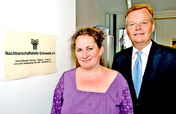 Sabine Denk von der NbH und Bürgermeister Jan Neusiedel freuen sich, dass jetzt einmal im Monat eine Elternsprechstunde stattfinden kann. 	Foto: Schunk