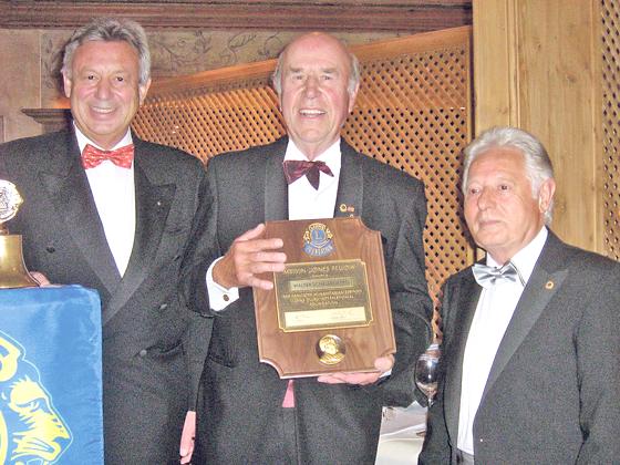 Bei der Jubiläumsfeier des Lionsclubs Geiselgasteig: Governor Harald Heise, Dr. Walter Schellenberg und Präsident Helmut Hagn. Foto: VA