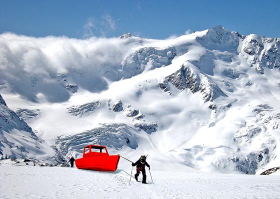 Ihr knallrotes Boot ziehen Thomas Huber und Wolfgang Aichner diese Woche über die Alpen.	Foto: VA