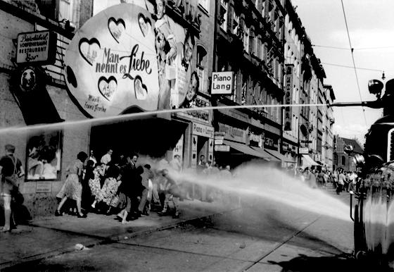 Bis zwei Uhr und nicht später!: Demonstration gegen die Öffnung der Einzelhandelsgeschäfte an Samstagnachmittagen, 20. Juni 1953. Die Polizei setzte Wasserwerfer ein. Foto: Rudi Dix