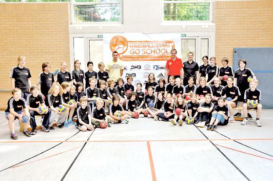 »Handballstars Go School«  700 Schulen hatten sich für die Aktion beworben. Das Pestalozzi-Gymnasium war unter den ausgewählten.	Foto: privat