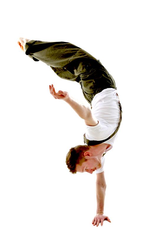 Michael Tang tänzerisch-akrobatisch in Aktion beim »Jungen Tanz«.	Foto: Oskar Henn