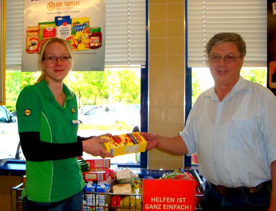 Steffi Weiß, Lidl-Marktleitung, und Peter Möws, Vorsitzender der Kirchheim-Heimstettener Tafel, freuen sich über die zahlreichen Spenden.	Foto: VA