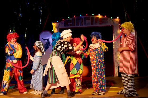 Beim Angebot Zirkuslust schlüpfen die Kinder in die Rolle von Clowns und anderen Artisten. Foto: Verein