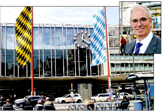 Laut CSU-Stadtrat Richard Quaas muss man sich für das Hauptbahnhofgebäude schämen: »Architektonisch ist das hier gar nichts.« 	Fotos: scy