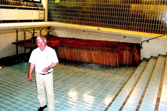 Stuntzschule-Rektor Hans Tschense im seit Jahren stillgelegten Schwimmbad, das jetzt zu einem Werk- mit Maschinenraum umgebaut werden soll.	Foto: ikb