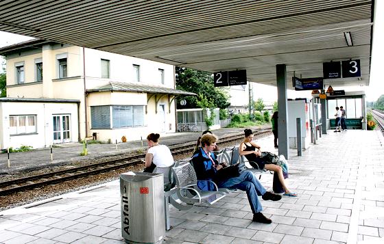 Der einzige Zugang zum Feldkirchner Bahnsteig sind zwei marode Treppen (Aufgang rechts im Hintergrund)  unüberwindlich für Menschen mit Handicap und für Mütter mit Kinderwägen.	Foto: Gabriele Heigl