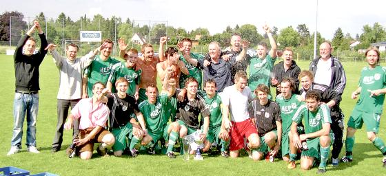 Die Mannschaft des FC Holzkirchen hat das Unglaubliche geschafft und ist nach einem 1:0-Sieg gegen Planegg in die Bezirksoberliga aufgestiegen.	Foto: VA