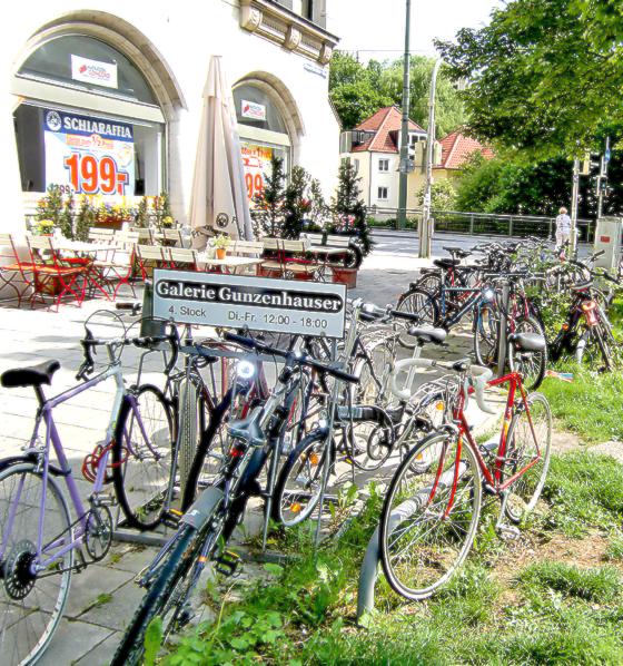 An der Ecke Montgelas-/Mauerkircherstraße sollen weitere Fahrradständer installiert werden, um dem »Verhau« ein Ende zu machen.	Foto: ikb