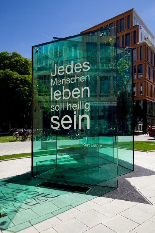 Aus mehreren Glaselementen besteht das neue Denkmal für Kurt Eisner. Foto: Baureferat