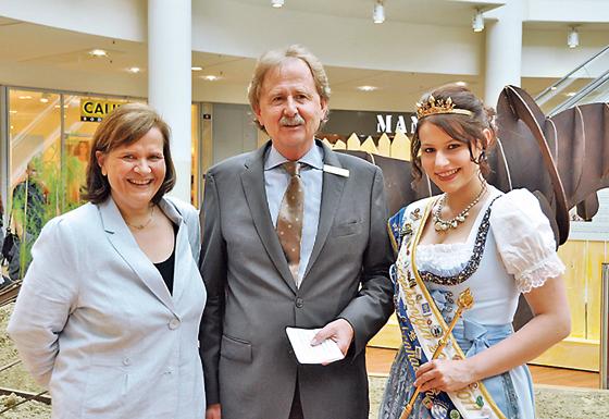 Felicitas Hanne, pep Center-Manager Heinrich Hasselmann und  Spargelkönigin Monika Schweiger eröffneten die Spargelwoche.