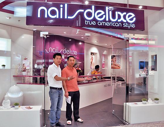 Hang Thanh Tu und sein Partner Trinh Phi Vu heißen Sie herzlich willkommen in ihrem neuen »Nail deluxe«-Studio.