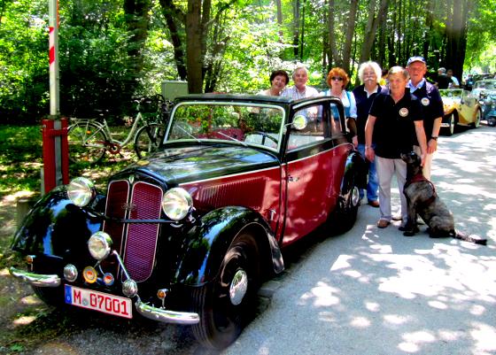 Bewundern die alten Wagen: Eva und Max Tieschky, Bürgermeisterin Elisabeth Ziegler, Manfred Bernhardt, Rudi Batzer und Peter Benthues.	Foto: VA