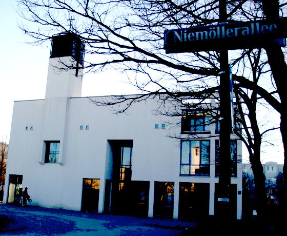 Die Dietrich-Bonhoeffer-Kirche sowie die Niemöllerallee sollen auf die Liste der Erinnerungsorte München.	Foto: aha