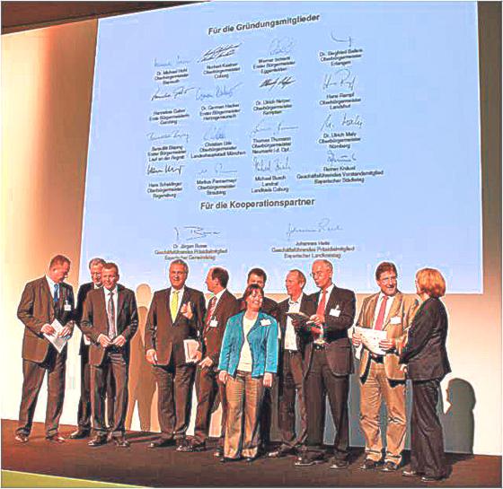 Der Initiative gehören 15 bayerische Städte und Landkreise an. Bei der Präsentation waren zehn Kommunen vertreten. 	Foto: VA