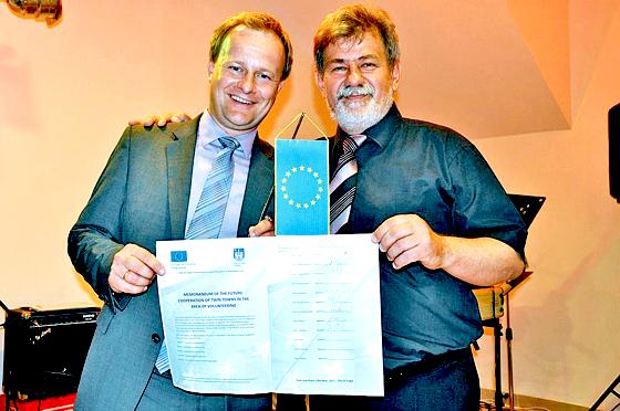 Bürgermeister Robert Niedergesäß mit seinem Amtskollegen Damir Rilje nach der Unterzeichnung des Memorandums.	Foto: Gemeinde