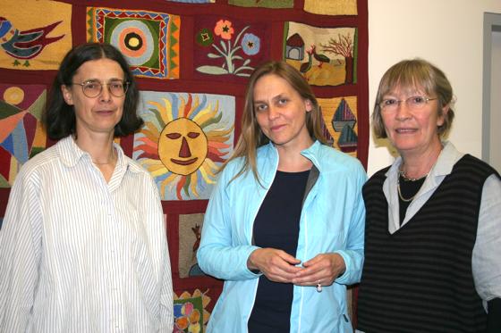 Hildegard Jacobs, Brigitte Hutterer und Margarete Kiesele (v. l.) von der Initiativgruppe: Seit 40 Jahren kümmert sich die IG um Migranten. 	Foto: scy
