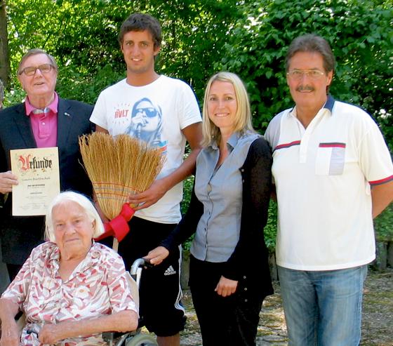 Georg Prinz (FFHSZ), Simon Bartoschek, Maike-Brit Hessel (Heimleiterin), Steffen Rohrbach (v. li. n. re.) und vorne die 103-jährige Rosa Neumaier.	Foto: aha